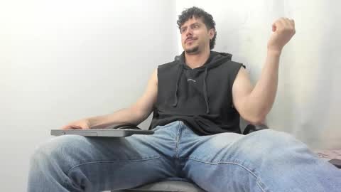 Snapshot of harrydaviss chatting on 10-15-25, 03:28 alpha online show from 10-15-25, 03:28