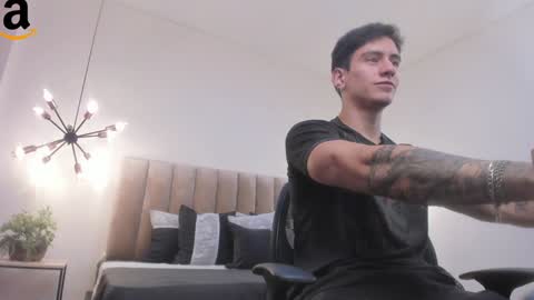 Snapshot of harryy_joness chatting on 12-13-24, 05:00 Harry Jones online show from 12-13-24, 05:00