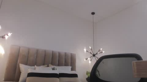 Snapshot of harryy_joness chatting on 12-17-24, 05:26 Harry Jones online show from 12-17-24, 05:26