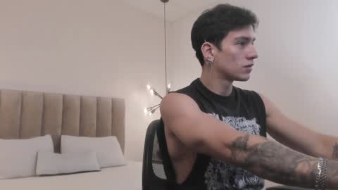 Snapshot of harryy_joness chatting on 01-24-25, 05:42 Harry Jones online show from 01-24-25, 05:42