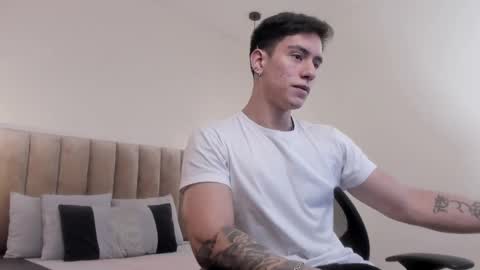 Snapshot of harryy_joness chatting on 02-14-25, 05:25 Harry Jones online show from 02-14-25, 05:25