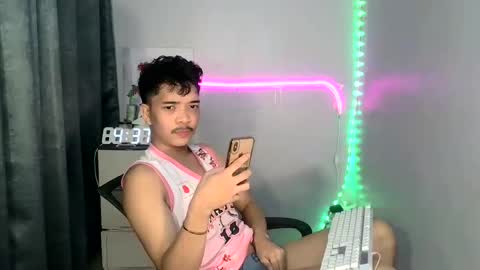 Michael18 online show from 03-08-25, 07:16