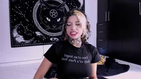 Snapshot of hazellwitch chatting on 03-05-25, 01:28 Hazell Witch online show from 03-05-25, 01:28