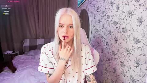 Snapshot of healing__girl chatting on 01-15-25, 07:48 Valeria online show from 01-15-25, 07:48