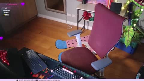 Snapshot of heidiluceous chatting on 01-14-25, 10:17 Heidi brunette Foxy red head and Carrie blondie online show from 01-14-25, 10:17