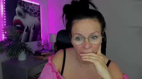 Snapshot of helen_79 chatting on 09-20-25, 06:36 Helen online show from 09-20-25, 06:36