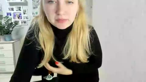 Snapshot of helen_angel_girl chatting on 10-17-25, 03:36 Helen sven online show from 10-17-25, 03:36