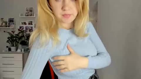 Snapshot of helen_angel_girl chatting on 11-20-25, 11:43 Helen sven online show from 11-20-25, 11:43