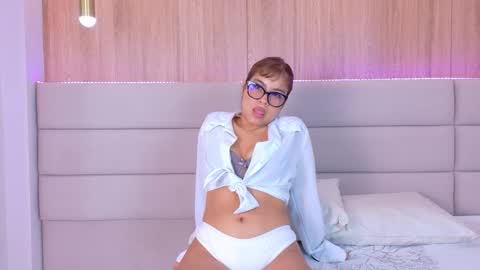 Snapshot of helenafoumier chatting on 02-28-26, 10:33 helenafoumier online show from 02-28-26, 10:33