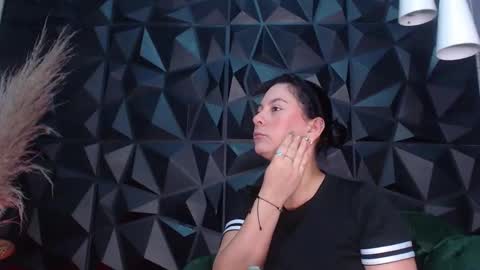 Helena Saenz online show from 12-18-25, 12:33