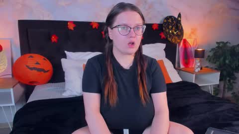 Snapshot of helendanvers chatting on 10-23-25, 09:46 helendanvers online show from 10-23-25, 09:46