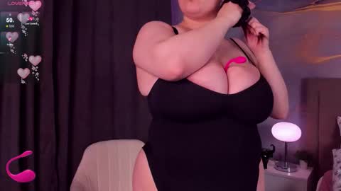 Snapshot of helendanvers chatting on 11-19-25, 03:23 helendanvers online show from 11-19-25, 03:23