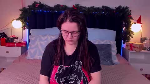 Snapshot of helendanvers chatting on 12-17-25, 12:27 helendanvers online show from 12-17-25, 12:27