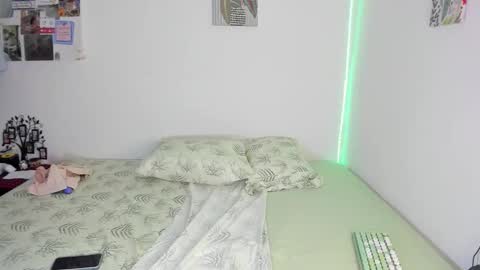 Snapshot of helenebird chatting on 02-06-26, 01:10 online show from 02-06-26, 01:10