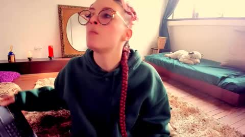 Heliconia online show from 12-13-25, 07:53