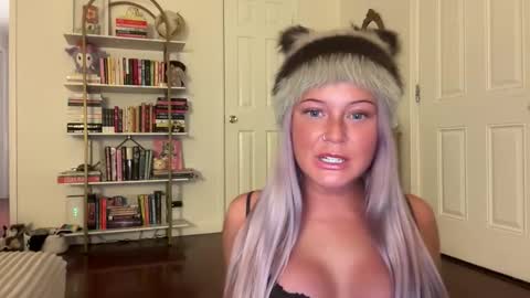 Snapshot of hellokittyluverr chatting on 11-04-25, 06:01 hellokittyluverr online show from 11-04-25, 06:01