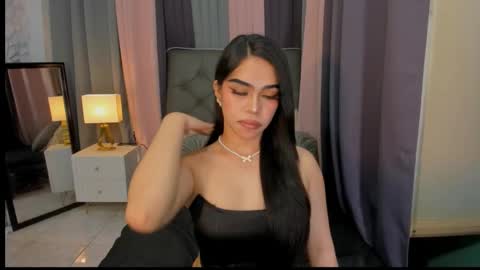 Snapshot of hennessygoddess69 chatting on 12-22-24, 03:00 HENNESSY online show from 12-22-24, 03:00