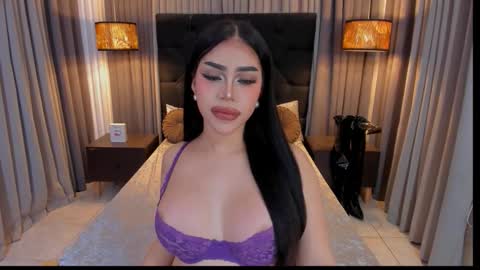 Snapshot of hennessygoddess69 chatting on 09-12-25, 02:33 HENNESSY online show from 09-12-25, 02:33