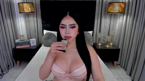 Snapshot of hennessygoddess69 chatting on 11-13-25, 09:19 HENNESSY online show from 11-13-25, 09:19