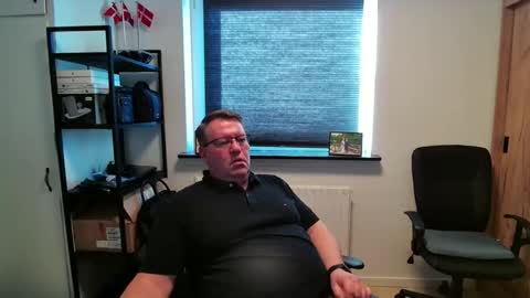 Snapshot of henrikrp1971 chatting on 03-20-26, 03:06 henrikrp1971 online show from 03-20-26, 03:06