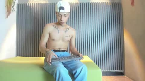 Snapshot of henry_green2 chatting on 02-27-26, 07:36 Henry online show from 02-27-26, 07:36