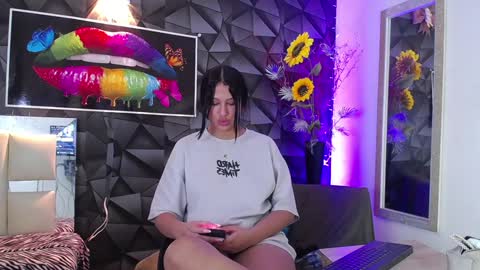 Snapshot of hera_divine chatting on 12-20-24, 01:58 HERA online show from 12-20-24, 01:58
