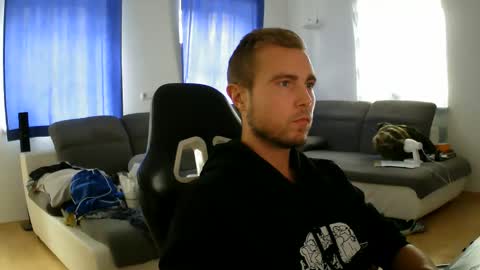 Snapshot of herbstenden chatting on 10-16-25, 11:44 John Pearl online show from 10-16-25, 11:44