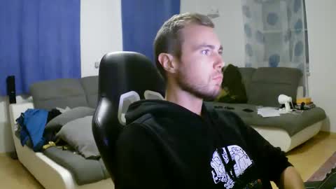 Snapshot of herbstenden chatting on 10-19-25, 05:24 John Pearl online show from 10-19-25, 05:24