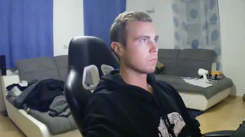 Snapshot of herbstenden chatting on 10-23-25, 07:01 John Pearl online show from 10-23-25, 07:01