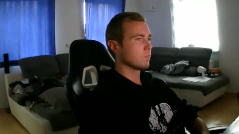 Snapshot of herbstenden chatting on 10-25-25, 02:35 John Pearl online show from 10-25-25, 02:35