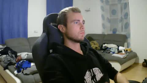 Snapshot of herbstenden chatting on 11-14-25, 08:18 John Pearl online show from 11-14-25, 08:18