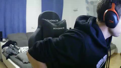 Snapshot of herbstenden chatting on 11-22-25, 05:34 John Pearl online show from 11-22-25, 05:34