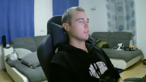 Snapshot of herbstenden chatting on 11-25-25, 06:19 John Pearl online show from 11-25-25, 06:19