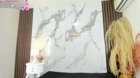 Hilary Thomsom online show from 01-08-26, 01:02