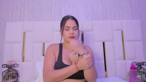 Snapshot of hillary_uckerman_ chatting on 10-26-25, 11:05 Hillary online show from 10-26-25, 11:05