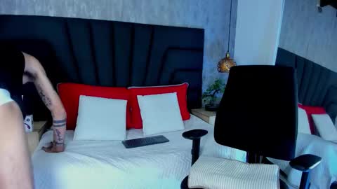 Snapshot of hisoka_0 chatting on 10-31-25, 01:17 Hisoka online show from 10-31-25, 01:17