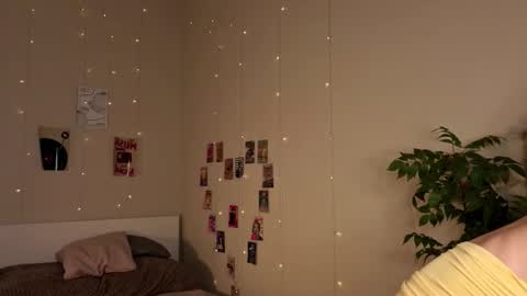 Snapshot of holayoula chatting on 10-17-25, 08:06 Moni Monica online show from 10-17-25, 08:06