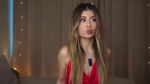 Snapshot of holayoula chatting on 11-14-25, 08:13 Moni Monica online show from 11-14-25, 08:13