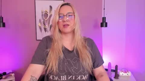 Hollie online show from 10-17-25, 11:57