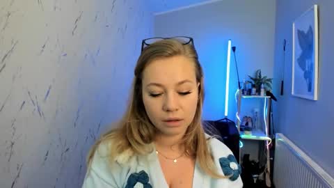 Holly online show from 09-30-25, 05:07