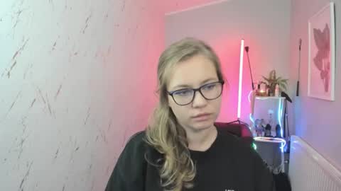 Snapshot of holly_bb95 chatting on 10-07-25, 07:00 Holly online show from 10-07-25, 07:00