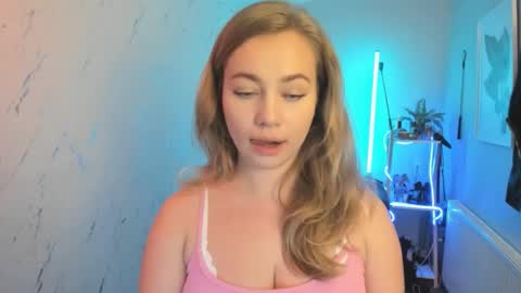 Snapshot of holly_bb95 chatting on 10-14-25, 06:20 Holly online show from 10-14-25, 06:20