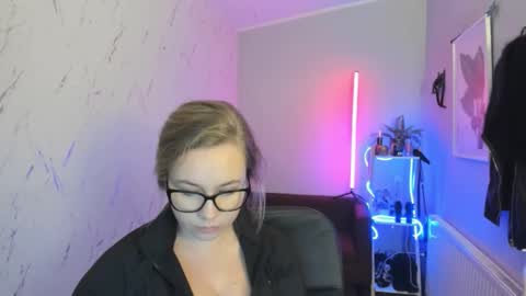 Snapshot of holly_bb95 chatting on 11-04-25, 08:52 Holly online show from 11-04-25, 08:52