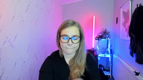 Snapshot of holly_bb95 chatting on 11-11-25, 05:46 Holly online show from 11-11-25, 05:46