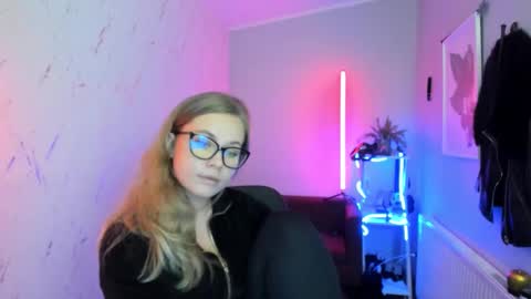 Snapshot of holly_bb95 chatting on 11-12-25, 07:13 Holly online show from 11-12-25, 07:13