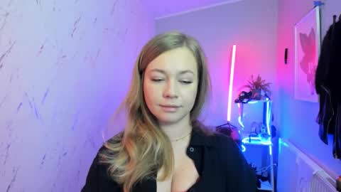 Snapshot of holly_bb95 chatting on 11-13-25, 06:40 Holly online show from 11-13-25, 06:40