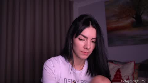 Snapshot of hollylinder_ chatting on 12-11-24, 01:47 Holly Linder online show from 12-11-24, 01:47