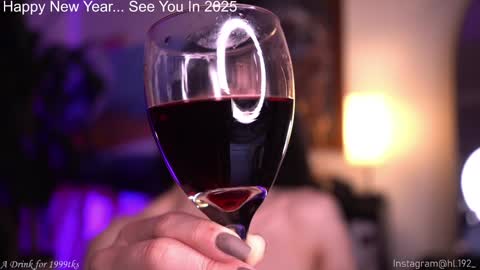 Snapshot of hollylinder_ chatting on 12-28-24, 05:23 Holly Linder online show from 12-28-24, 05:23