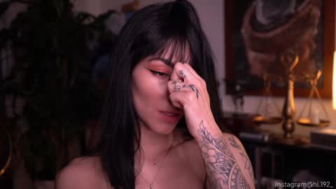 Snapshot of hollylinder_ chatting on 01-18-25, 06:13 Holly Linder online show from 01-18-25, 06:13