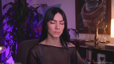 Snapshot of hollylinder_ chatting on 03-08-25, 02:12 Holly Linder online show from 03-08-25, 02:12